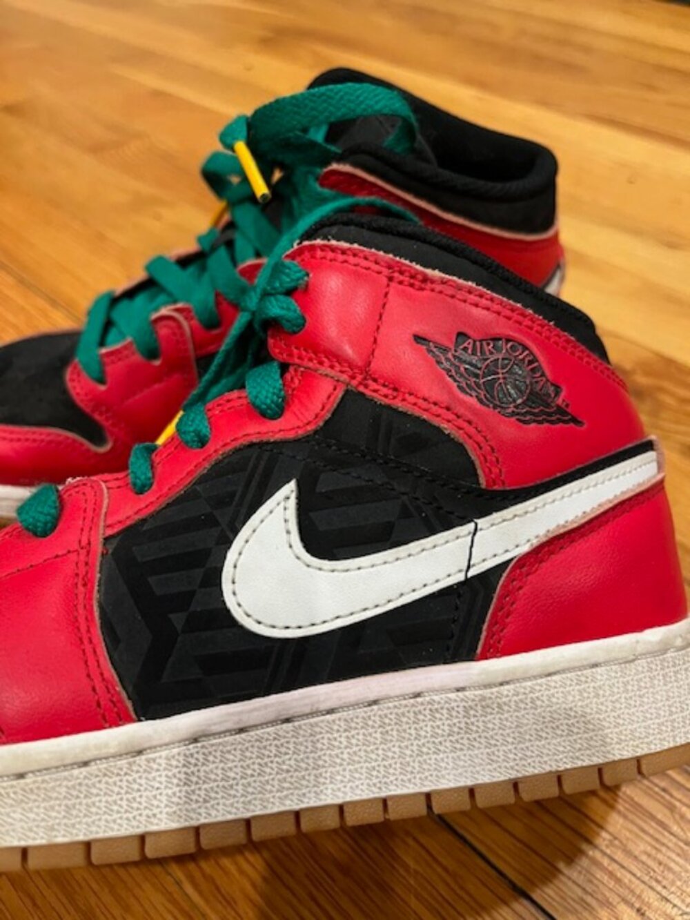 Air Jordan 1 Mid SE 'Christmas 2022' Edition - Kids Size 4Y - Picture 4 of 11